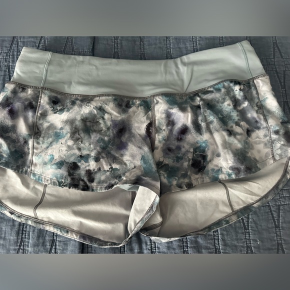 Lululemon hotty hot shorts - Picture 1 of 1